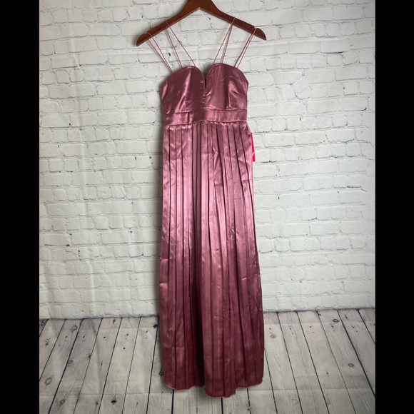 Asos Little Mistress Maternity satin midi dress with pleated skirt in berry-Red - Picture 2 of 15